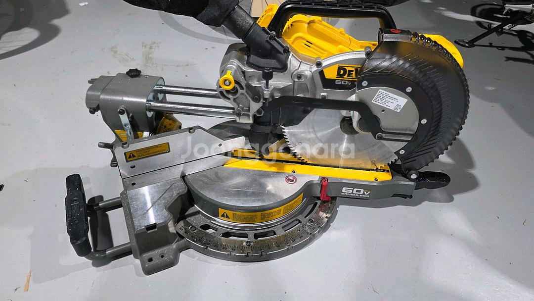 DCS781 60V 각도절단기 디월트--0
