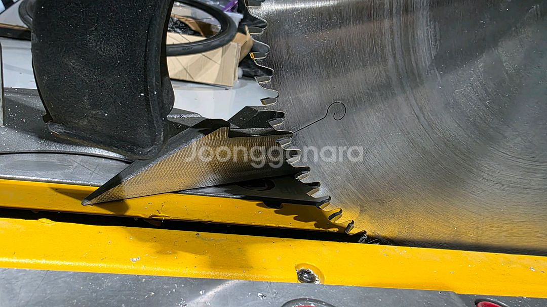 DCS781 60V 각도절단기 디월트--1