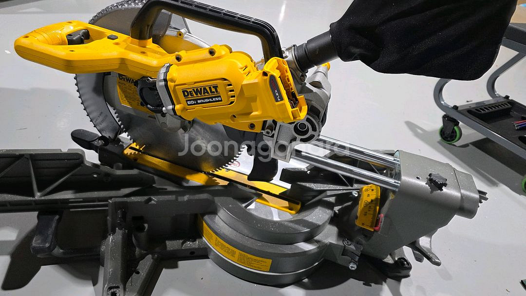 DCS781 60V 각도절단기 디월트--3