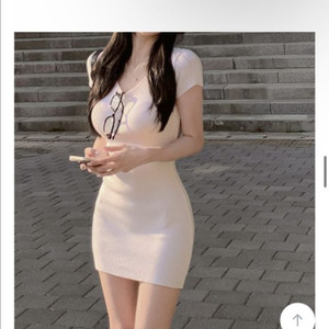 히니크 에블리 브이넥 원피스 아이보리 미니 새상품