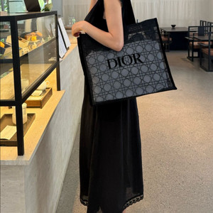 디올메쉬까나쥬토트백