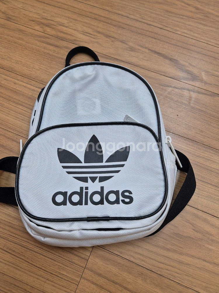 아디다스 미니 백팩 화이트 색상입니다가로 약 23cm,--0