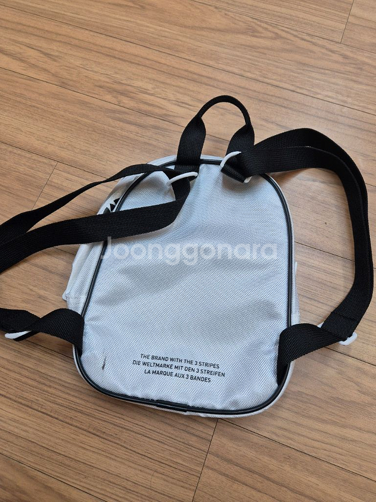 아디다스 미니 백팩 화이트 색상입니다가로 약 23cm,--1