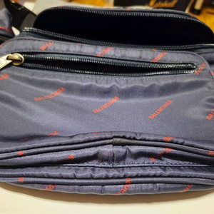 발렌시아가 로고 힙색 482389 9EL45