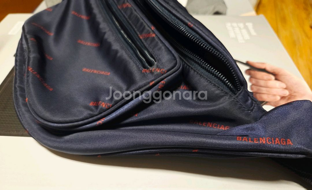 발렌시아가 로고 힙색 482389 9EL45--1