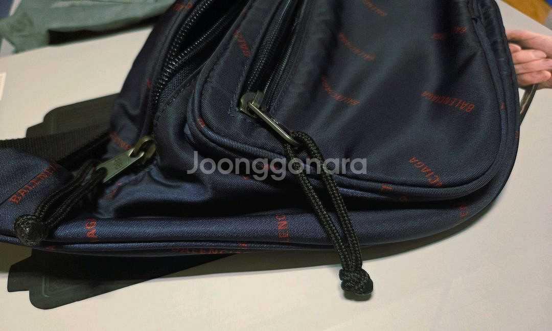 발렌시아가 로고 힙색 482389 9EL45--2