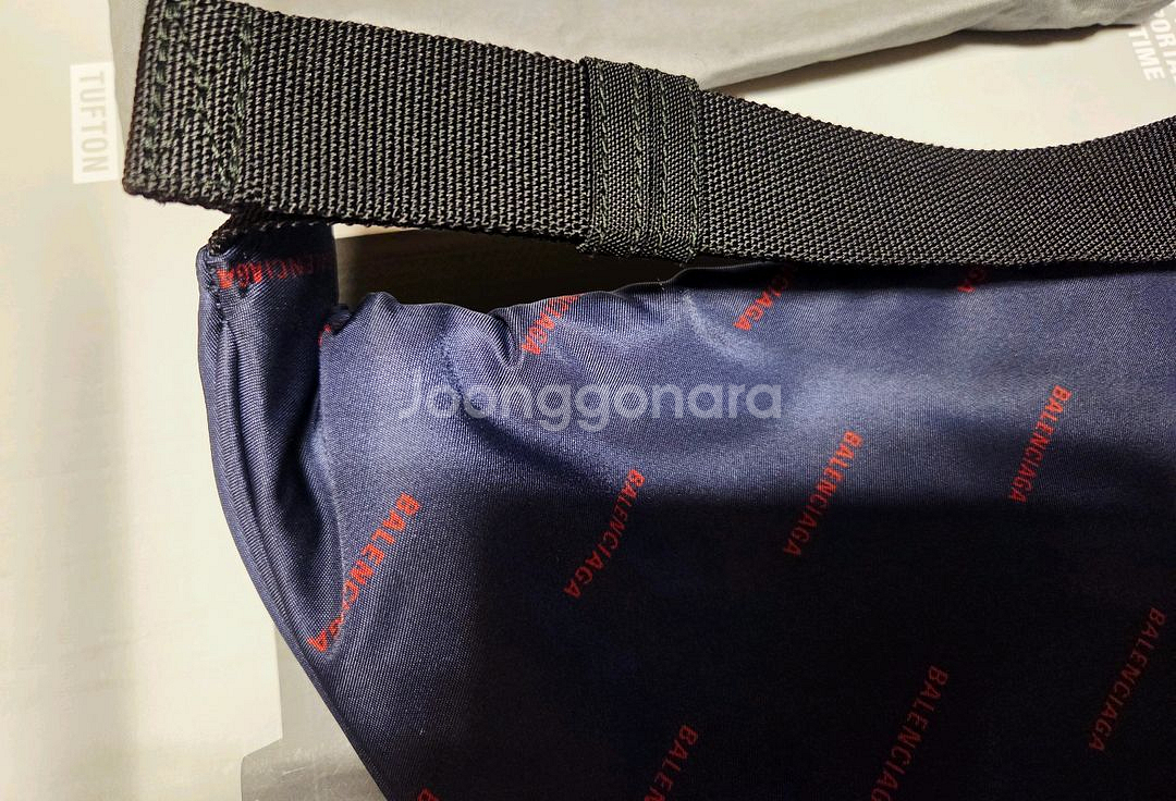 발렌시아가 로고 힙색 482389 9EL45--4