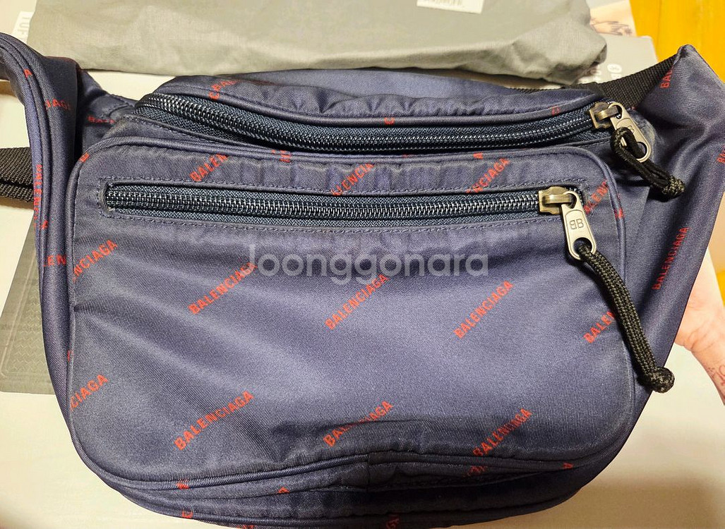 발렌시아가 로고 힙색 482389 9EL45--8