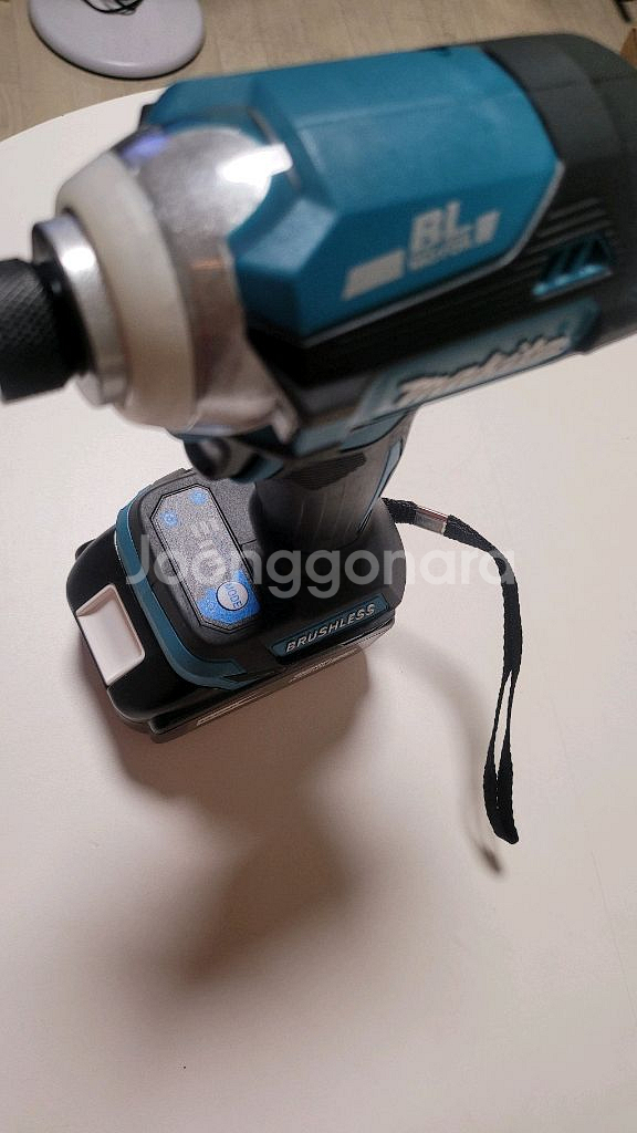 임팩드릴 무선 충전드릴 18V 팝니다.--1