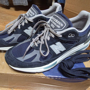 뉴발란스 991v2 네이비 260 판매 합니다