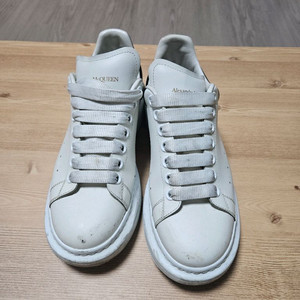 알렉산더 맥퀸 오버솔 스니커즈입니다.39사이즈입니다.흰