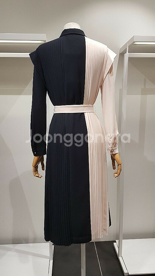 [에스블랑]유인나 착용 샤틴 배색 플리츠 원피스 스커트--2