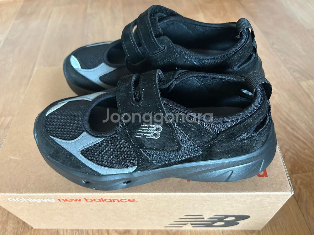 뉴발란스 스니커즈 220,225사이즈 새상품 판매합니다--2