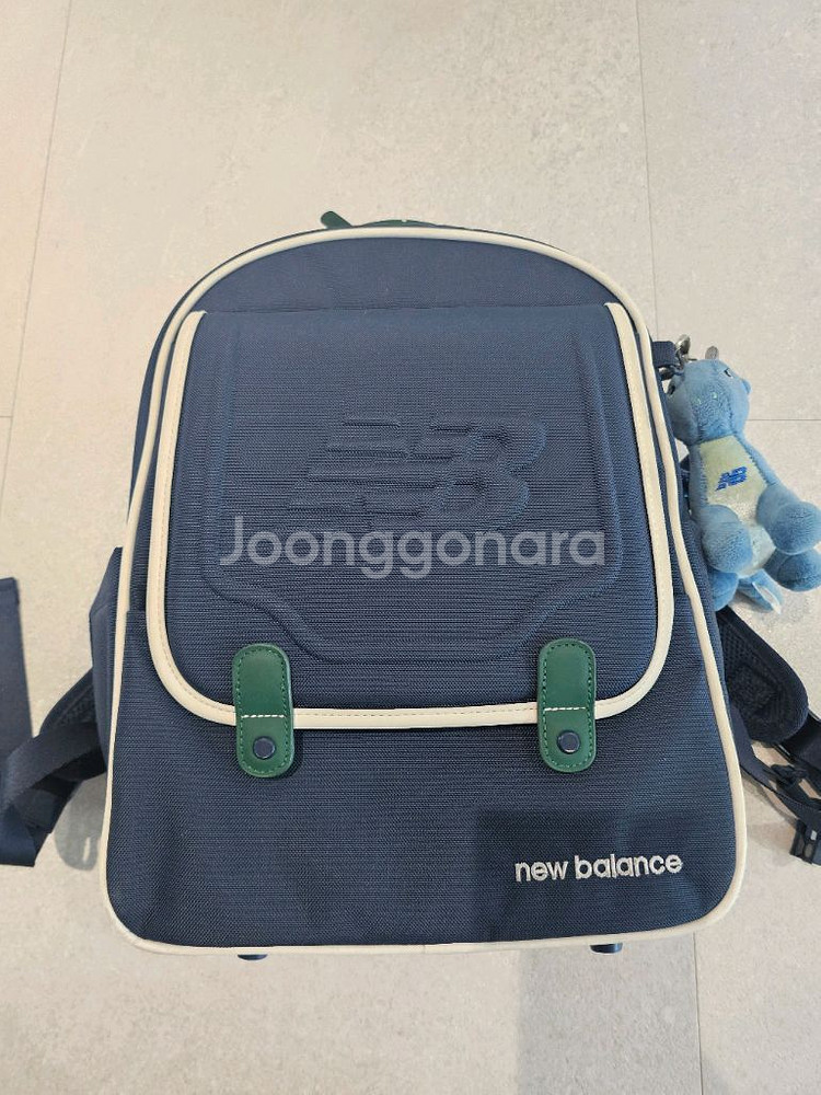 뉴발란스 책가방 판매합니다.--0