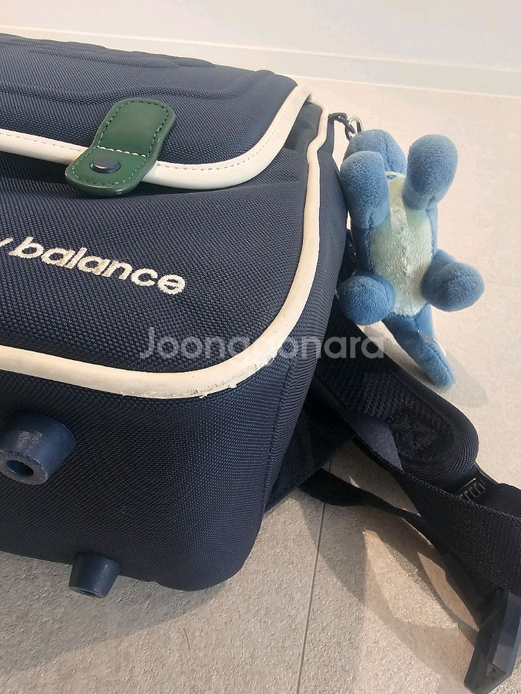 뉴발란스 책가방 판매합니다.--1