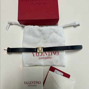 발렌티노 V로고 가죽 팔찌 블랙