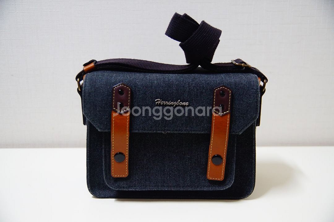 해링본 파파스포켓 미니 블루 가방팝니다.(4만원) ​--0