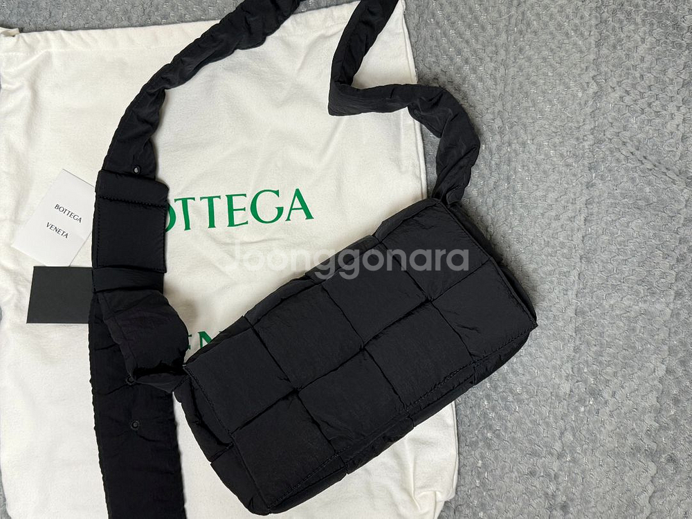 보테가베네타 패딩 카세트백 블랙 팝니다--0