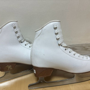 리스포츠 안타레스 피겨화 싸게 판매해요