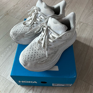 호카 클리프톤 9 흰색 런닝화 235