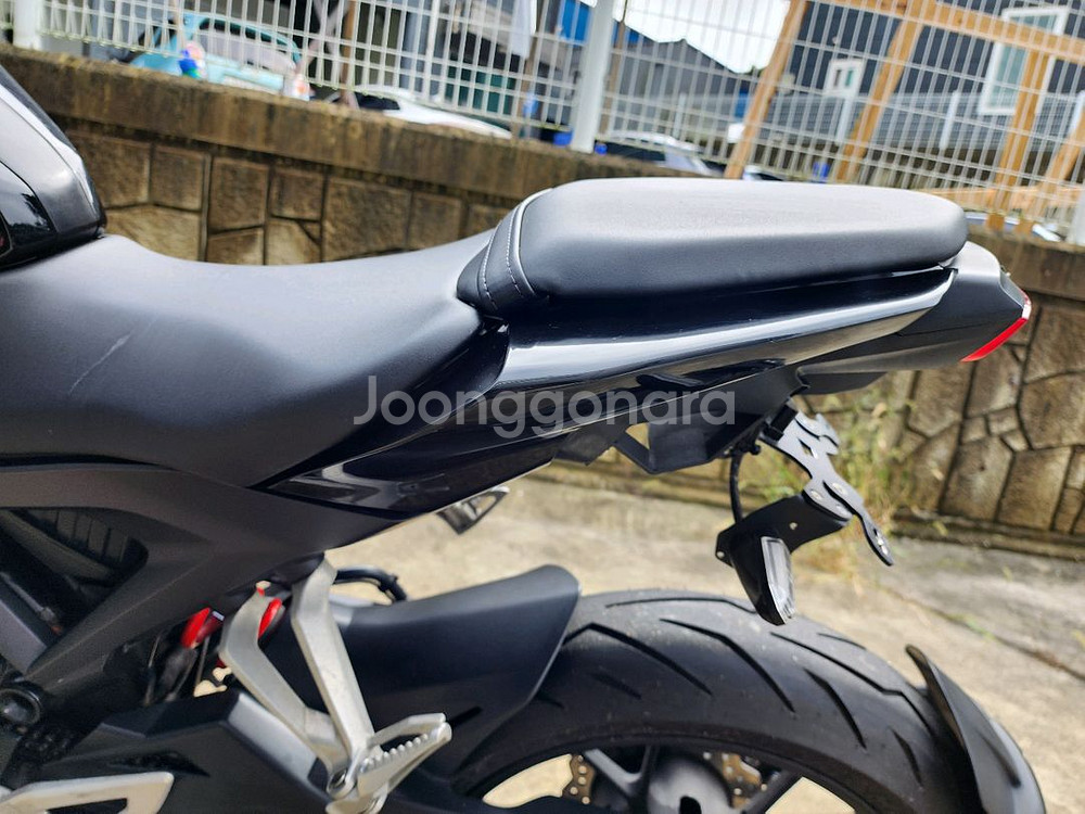 19년식 혼다 CB 125R 블랙 판매--9
