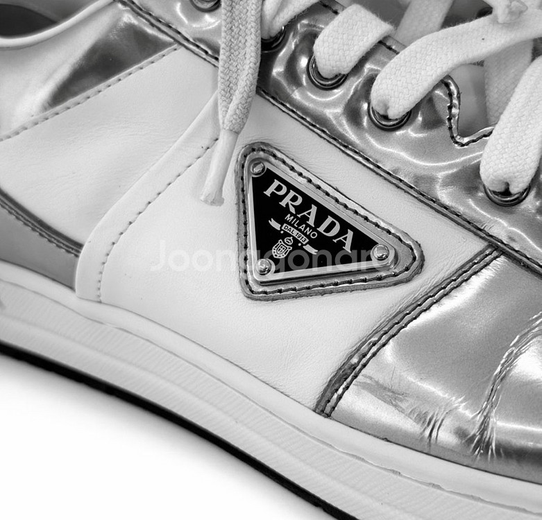 [9] 프라다 삼각로고 다운타운 로우탑 스니커즈 실버--7