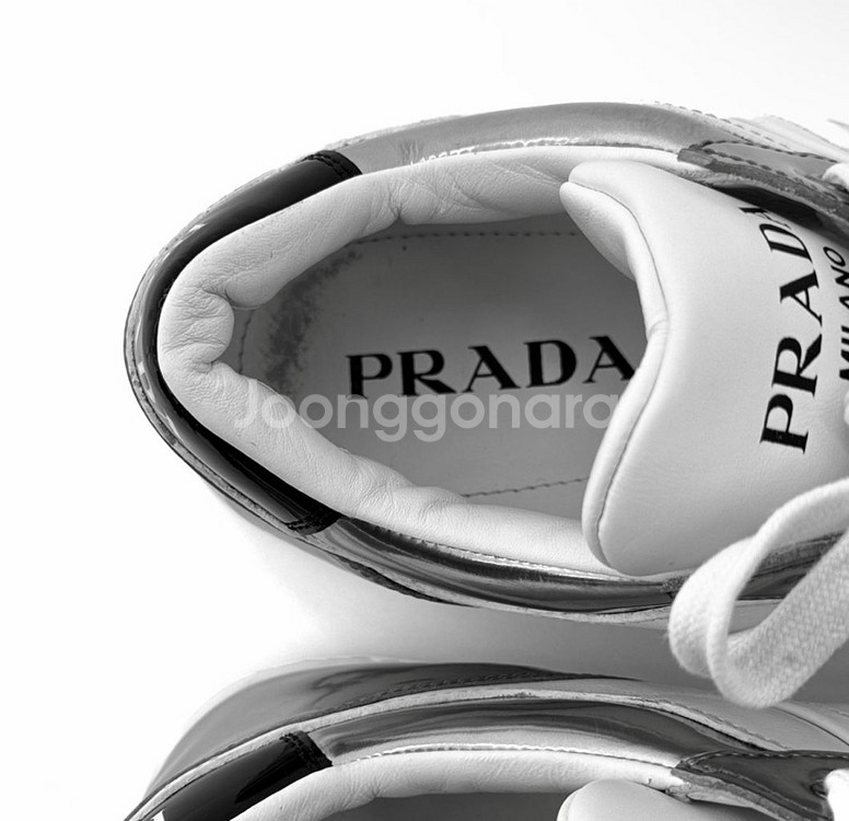 [9] 프라다 삼각로고 다운타운 로우탑 스니커즈 실버--8