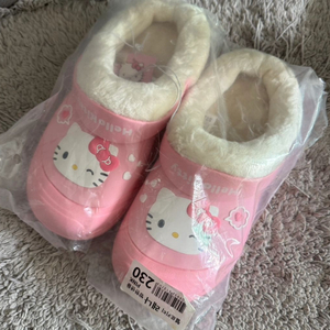 헬로키티 털 크록스 실내화