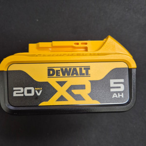 디월트 배터리DCB184 정품 새제품 택포 8만원