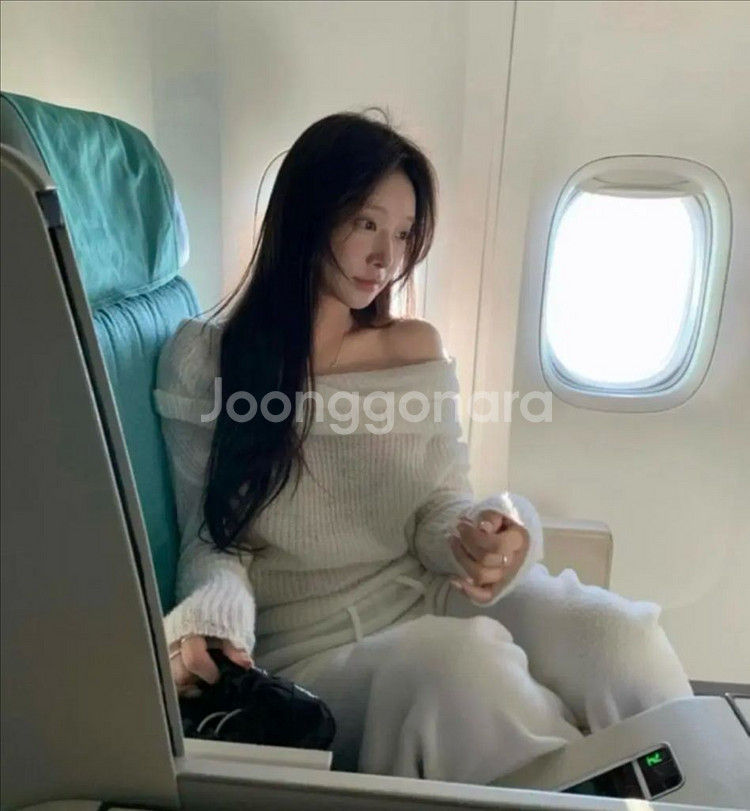 더위시 리즈(leeds) 밀크 오프숄더 니트 아이보리--1