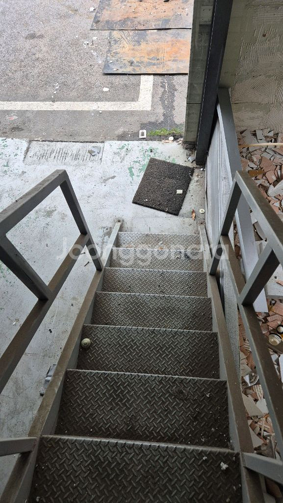 철계단 팝니다--3