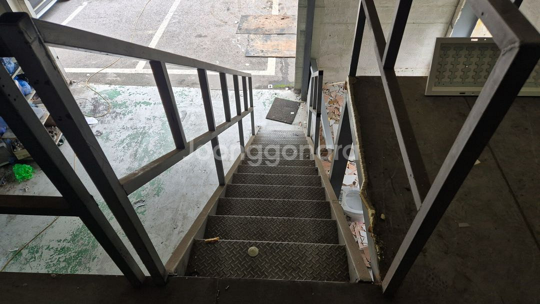 철계단 팝니다--2