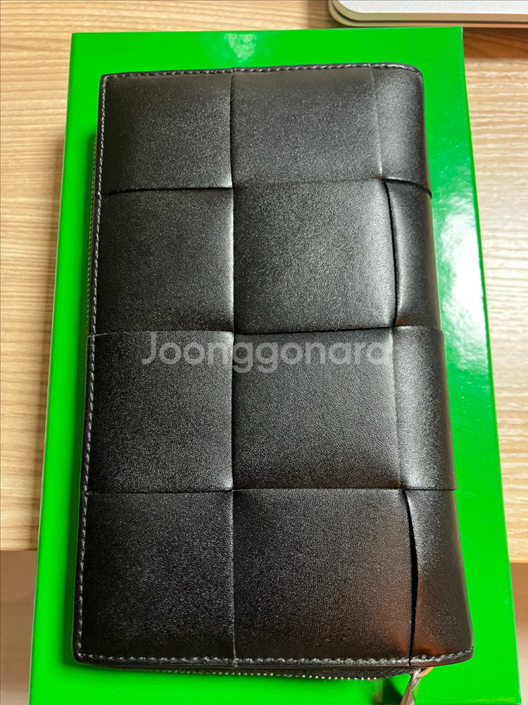 보테가베네타 카세트위빙 지퍼 장지갑 판매합니다.--1
