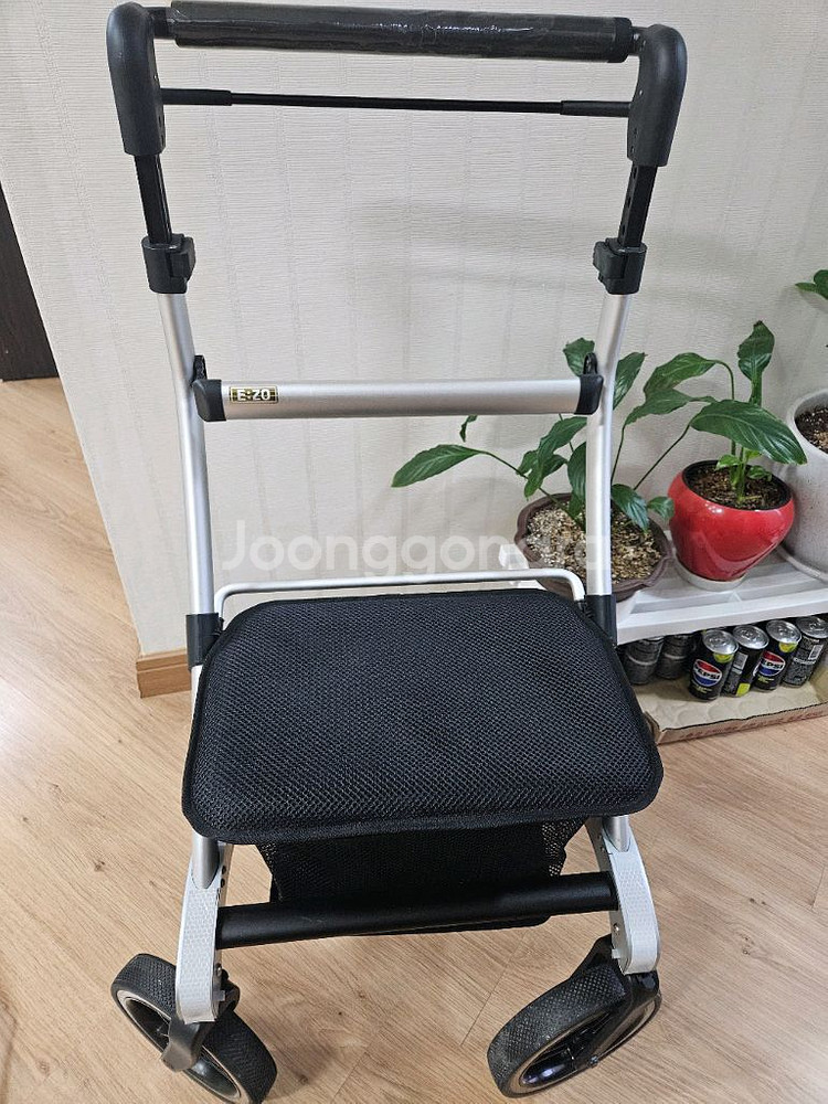 이조 E:ZO 노인보행기 판매합니다--0