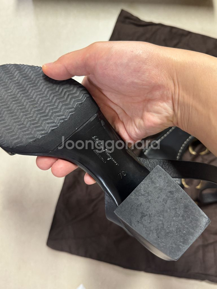 페라가모 블랙 샌들 (235~240)--1