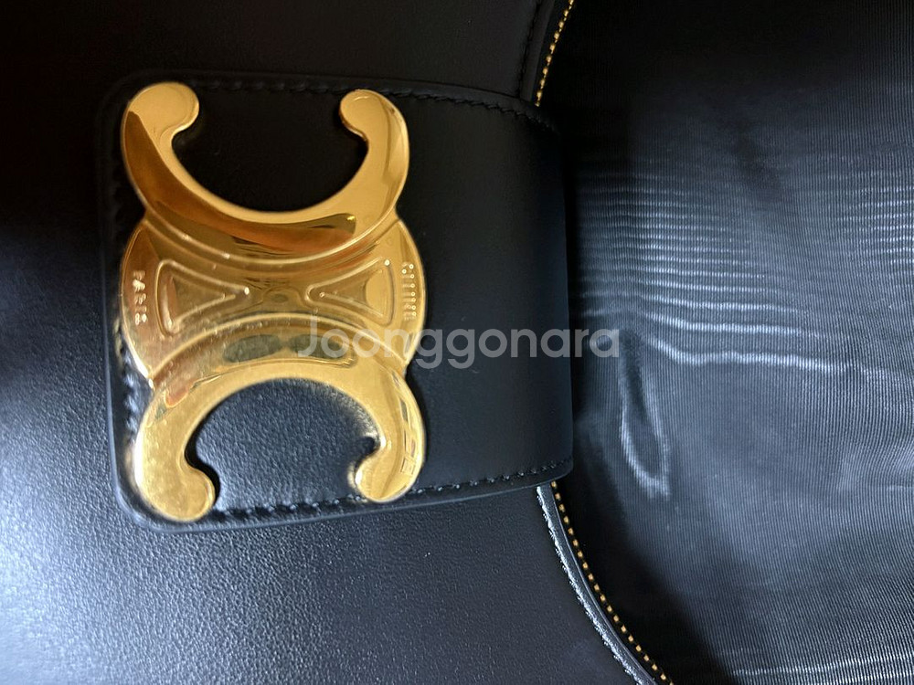 셀린느 미디엄 트리옹프 아바백 블랙 팔아요--2