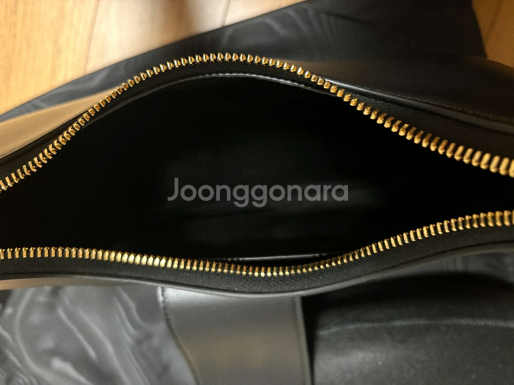 셀린느 미디엄 트리옹프 아바백 블랙 팔아요--7