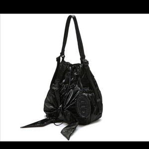 아떼바네사브루노 글로시블랙 리본 백팩 겸 숄더백S AA