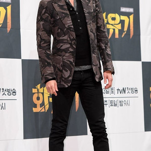 톰포드 헨리넥 니트 판매 합니다.