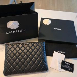 샤넬 클러치 뉴미듐 램스킨 금장-새상품컨디션입니다.