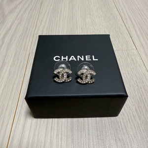 샤넬 CC로고 클래식 크리스탈 귀걸이 판매합니다