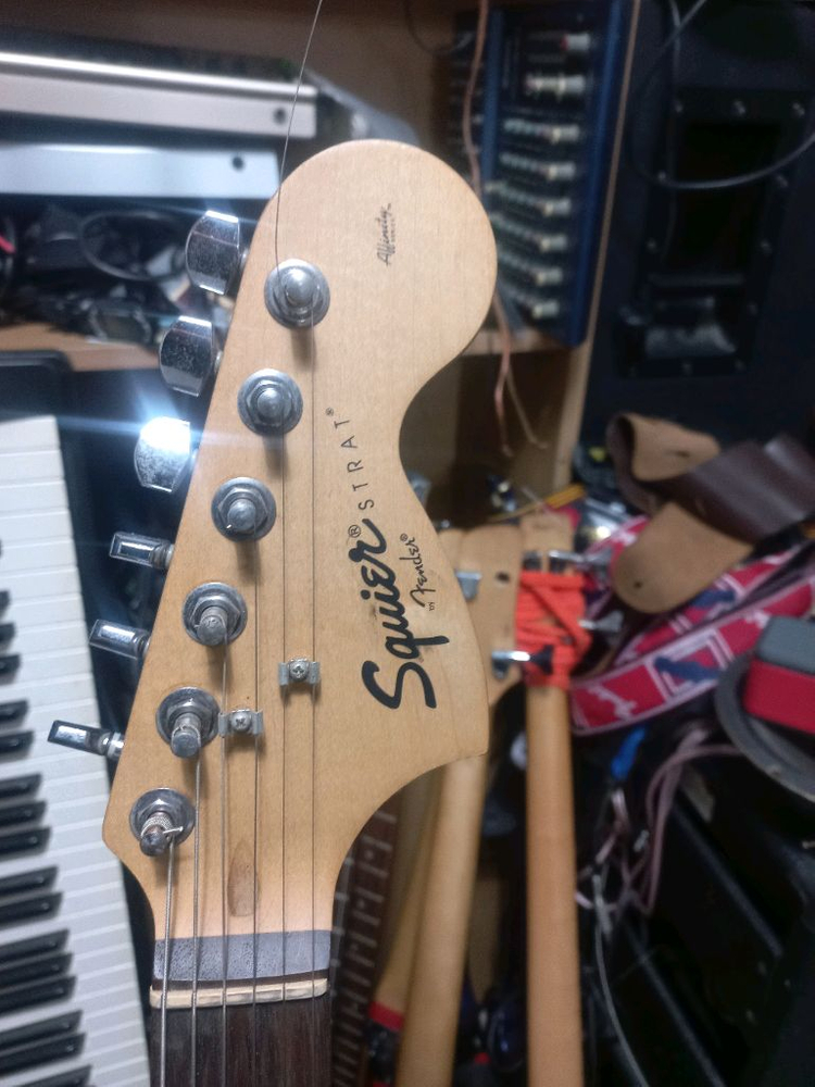 스콰이어 펜더 STRAT 어피니티 일렉기타 이미지