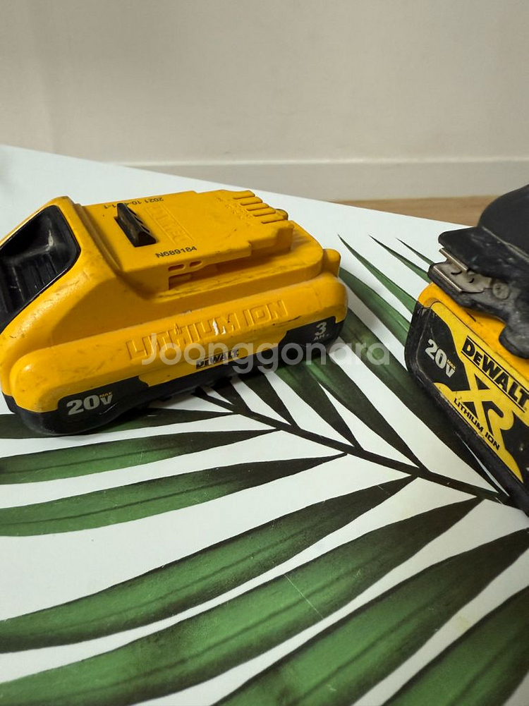 디월트 20V 임팩 드라이버 배터리 2개--1