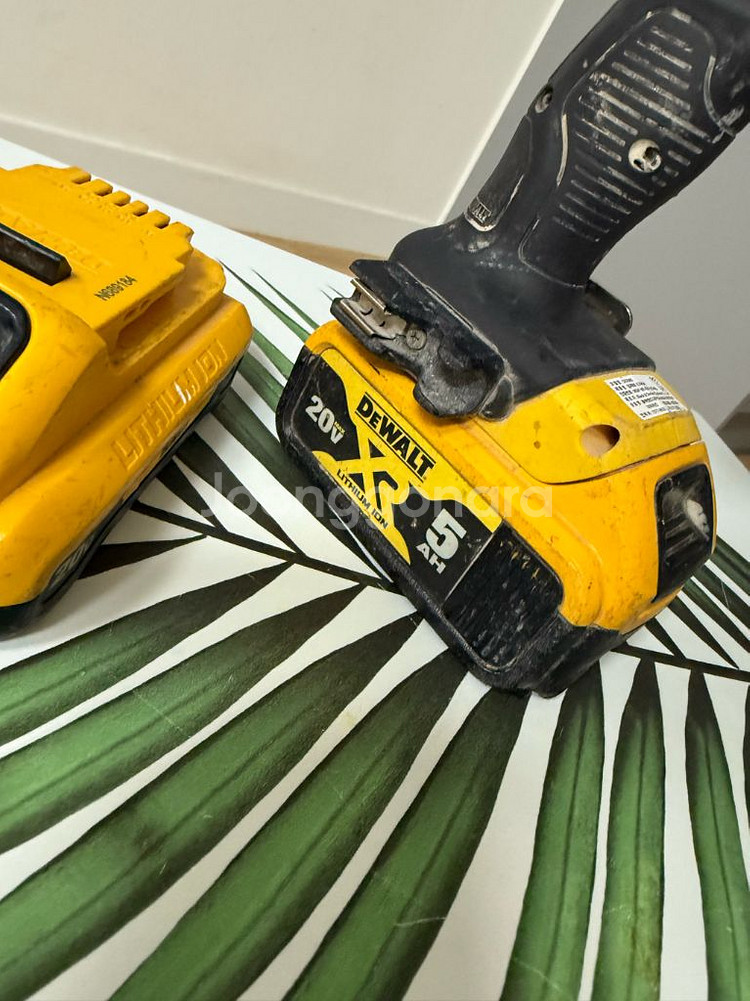 디월트 20V 임팩 드라이버 배터리 2개--2