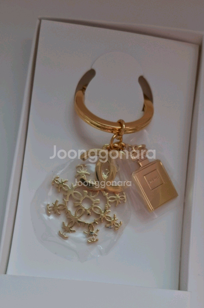 [미사용 새상품] 샤넬 VIP 한정판 눈꽃 골드 키링--1