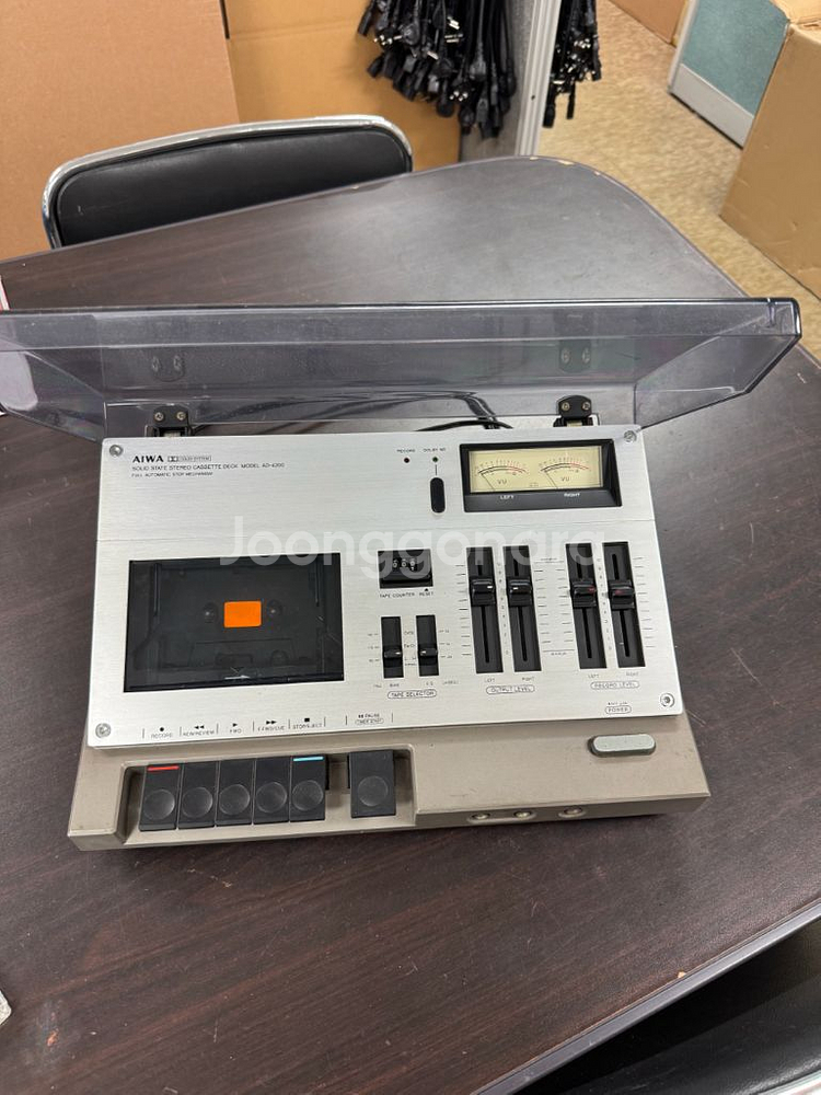 옛날 아이와 카세트 플레이어--0