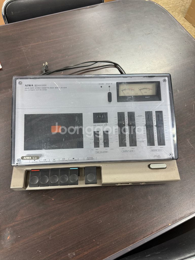 옛날 아이와 카세트 플레이어--1