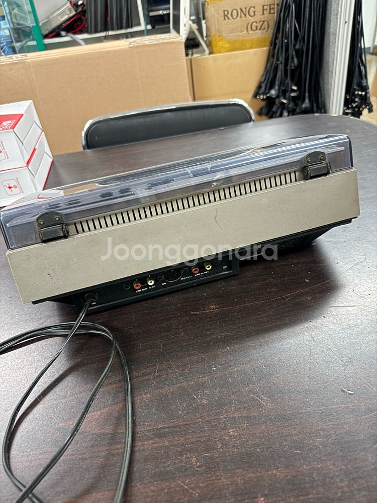 옛날 아이와 카세트 플레이어--2