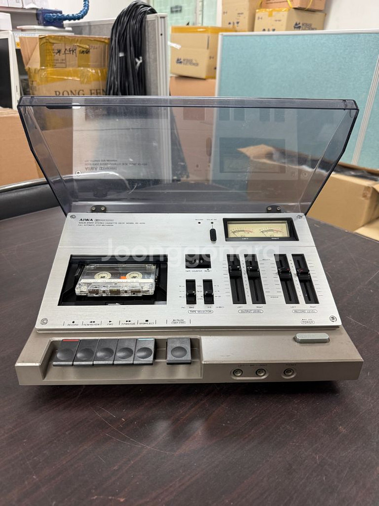 옛날 아이와 카세트 플레이어--3