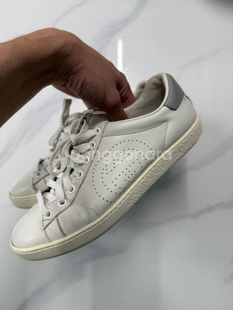 구찌 GG 엠보스 레더 스니커즈(정품)--1